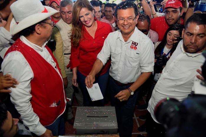 Martínez, del fmln, vota en el centro educativo Concha Viuda de Escalón, San Salvador. FOTO: AFP
