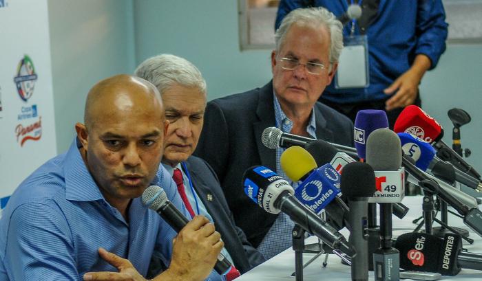 Conferencia de Prensa ofrecida por el atleta de beisbol panameño, Marino Rivera, que ingresó en el salón de la Fama, Presidido además por el Presidente de la Confederación de Beisbol profesional del caribe, Josñe Francisco Poello, a la izquierda con traje negro