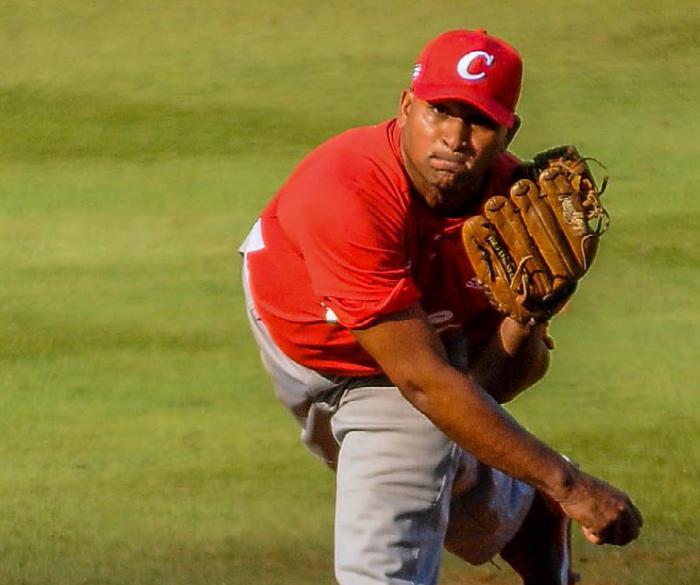  Freddy Asiel Álvarez lanzó una gran pelota y perdió por una carrera sucia. 