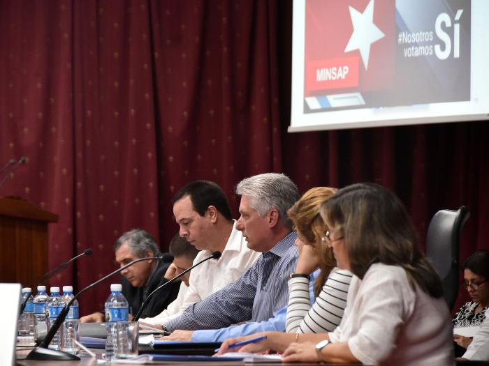 El Presidente cubano llamó a continuar incrementando la calidad del servicio en el Sistema de Salud Pública, y la cultura del detalle.  Foto: Estudios Revolución