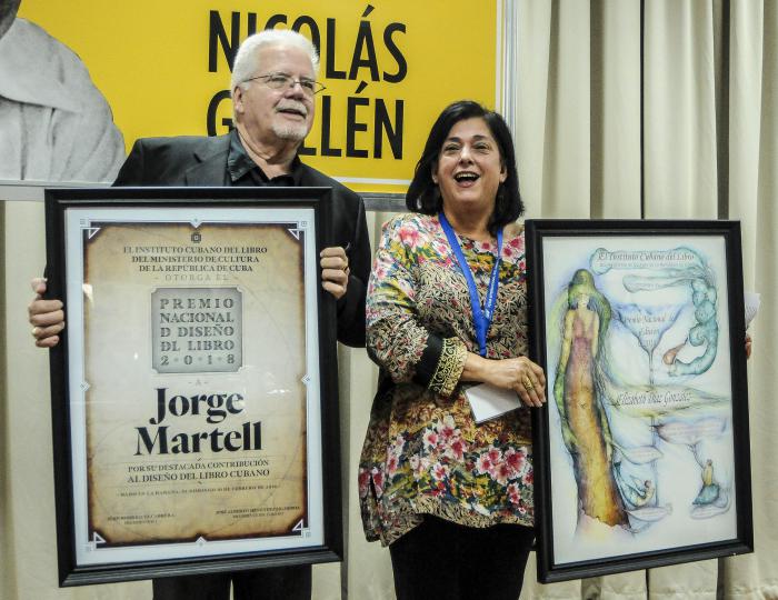 Feria del Libro-2019.Entrega de los premios de  Diseño y Edición a Jorge Martell (I)y Elizabeht Díaz Gonzalez(D), en la sala Nicolás Guillén