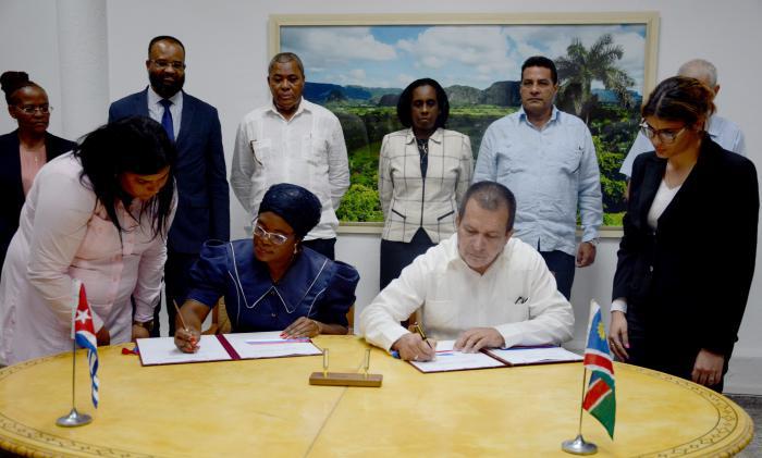 Firma de convenios entre Cuba y Namibia 
