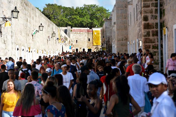 Muchos son los que cada día acuden a La Cabaña para disfrutar los placeres de la literatura.