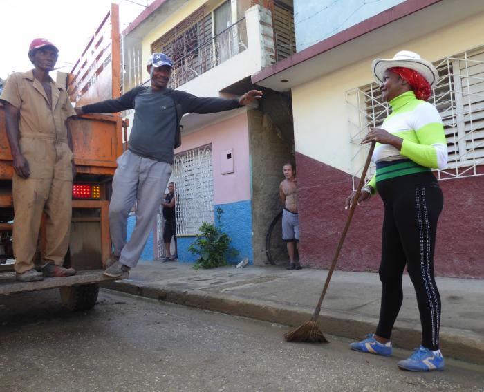 Pareja en la vida y el oficio, Dimis y Arnaldo tienen en la higiene comunal de Bayamo un propósito 
fundamental de su cotidianidad. 
