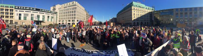 Concentración convocada por la Alianza #ManosFueraDeVenezuela de Berlín en la #PariserPlatz, frente a la Puerta de Brandenburgo y las embajadas de EE.UU. y Francia, en rechazo a la injerencia imperial en Venezuela ???????? #HaendeWegVonVenezuela #HandsOffVenezuela
