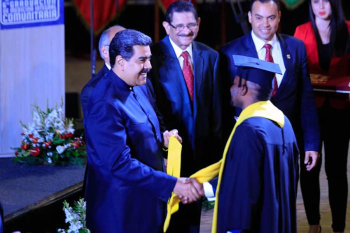 En el acto de graduación de este martes se titularon otros 128 médicos de diferentes países. 
