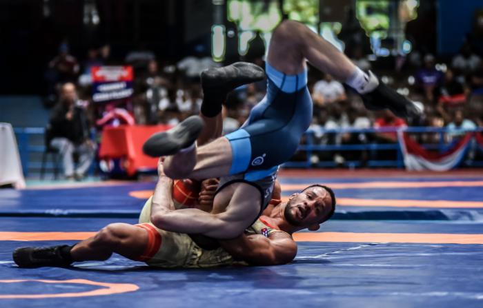 El librista Alejandro Valdés (debajo), en uno de sus combates eliminatorios del Granma-Cerro Pelado.     