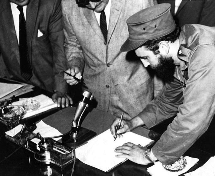 Fidel firma el acta de la toma de posesión del cargo de Primer Ministro.