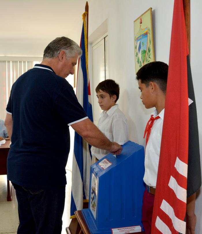 Referendo de la Constitución de la República. Colegio electoral Nro. 3, circunscripción 57, ubicado en avenida 25 esquina a 140, Cubanacán, Playa.
Miguel Díaz-Canel Bermúdez, Presidente de los Consejos de Estado y de Ministros.