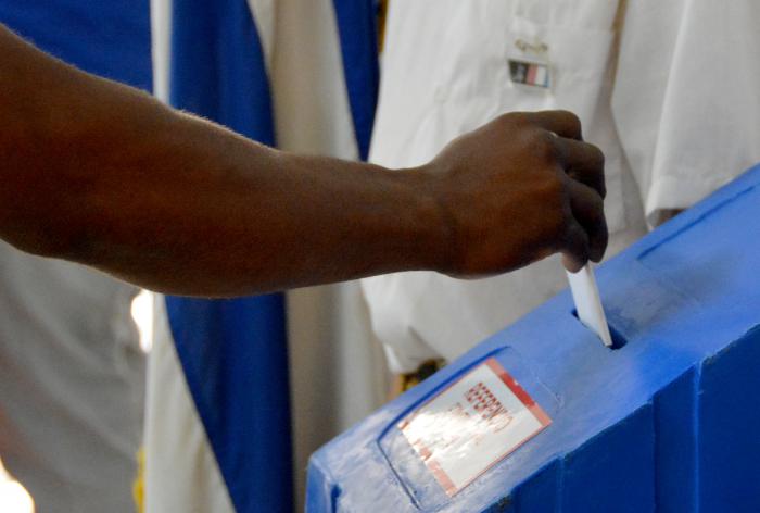 Referendo de la Constitución de la República. Colegio electoral Nro. 3, circunscripción 57, ubicado en avenida 25 esquina a 140, Cubanacán, Playa.