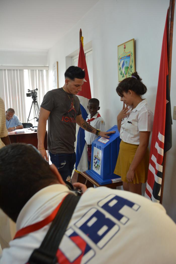 Referendo de la Constitución de la República. Colegio electoral Nro. 3, circunscripción 57, ubicado en avenida 25 esquina a 140, Cubanacán, Playa.