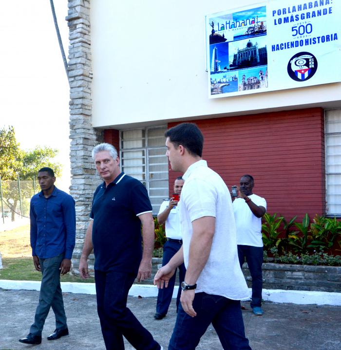 Referendo de la Constitución de la República. Colegio electoral Nro. 3, circunscripción 57, ubicado en avenida 25 esquina a 140, Cubanacán, Playa.
Miguel Díaz-Canel Bermúdez, Presidente de los Consejos de Estado y de Ministros.