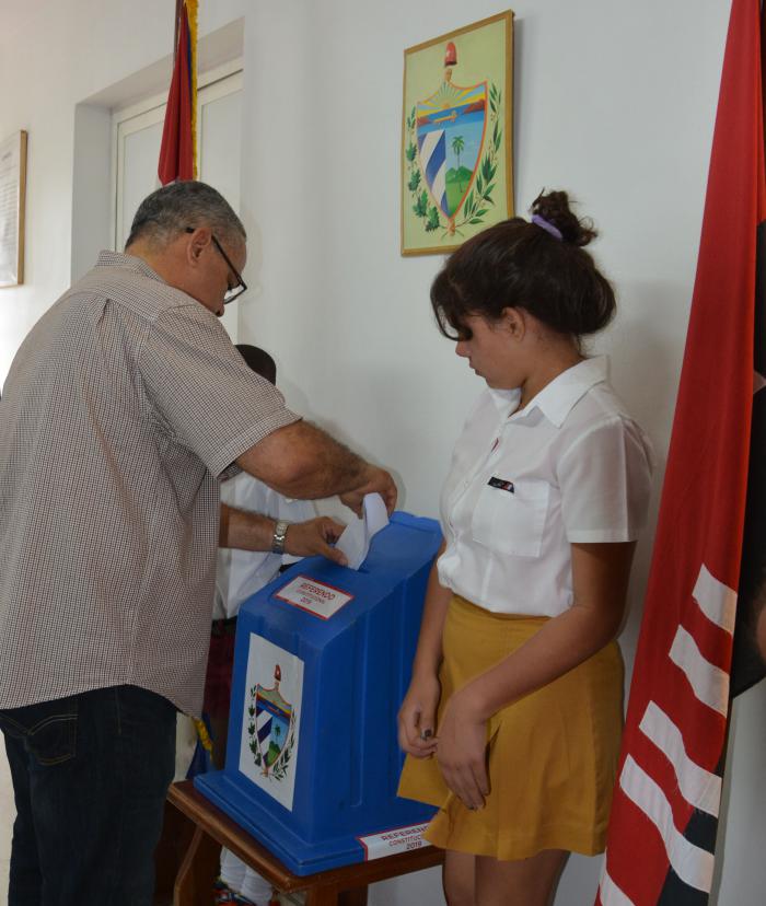 Referendo de la Constitución de la República. Colegio electoral Nro. 3, circunscripción 57, ubicado en avenida 25 esquina a 140, Cubanacán, Playa.
Luis Antonio Torres Iríbar, primer secretario del Partido en La Habana y miembro del CCPCC.