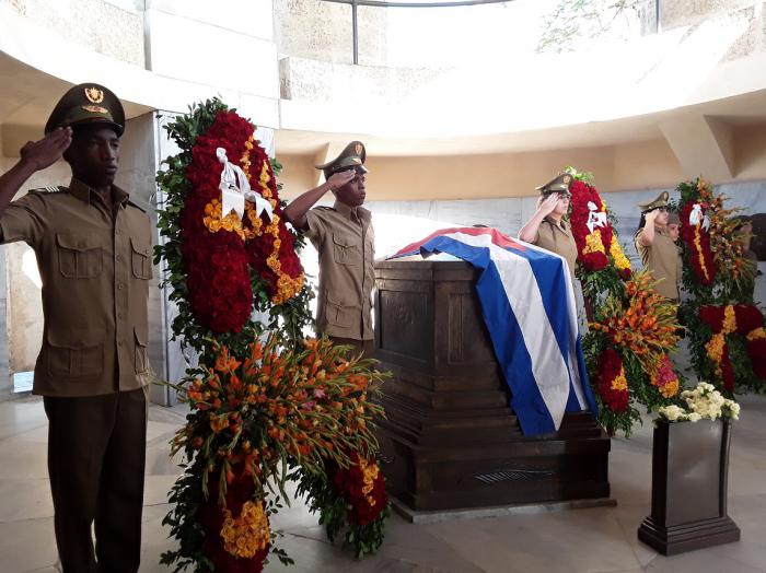 Ofrendas florales de Raúl, Díaz-Canel, los Consejos de Estado y de Ministros y del pueblo de Cuba, rindieron tributo a Martí. Foto del autor.