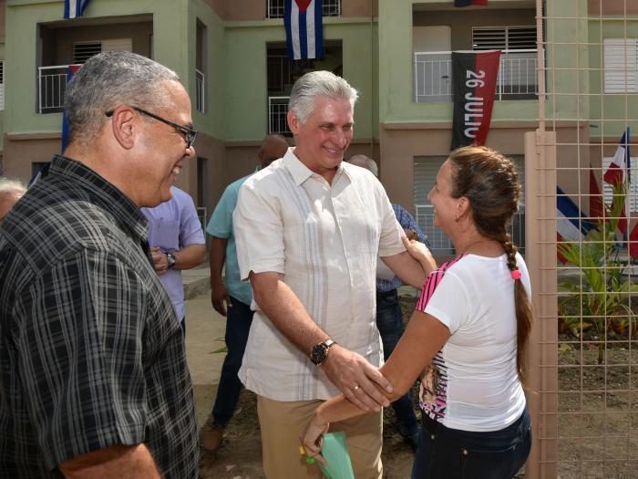 En cada uno de los lugares visitados, Díaz-Canel transmitió confianza al pueblo y se interesó por la calidad de las obras terminadas. 