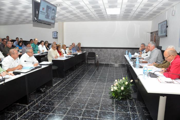 El Presidente Díaz-Canel comentó las enormes posibilidades de sustituir importaciones que existen en el sector en aspectos como el recape de neumáticos, el reciclaje de materias primas, y las piezas de repuesto. Foto: Estudios Revolución