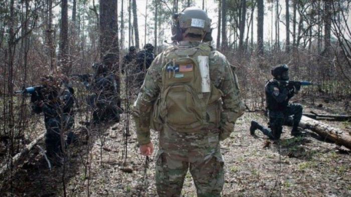 Un militar estadounidense entrena a las fuerzas de Honduras en una maniobra militar