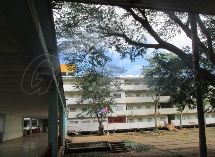 Instituto Preuniversitario en el Campo Pedro Martínez Brito (Ceballos 4) convertido en comunidad agrícola.