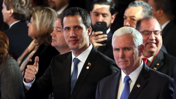 El autoproclamado Juan Guaidó, siempre aupado por sus amos imperialistas. En la foto, acompañado del vicepresidente de Estados Unidos, Mike Pence.