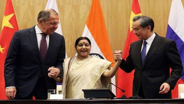 En la imagen (de izquierda a derecha), el canciller ruso Serguéi Lavrov, de India, Sushma Swaraj y de la República Popular China, Wang Yi (RIC), en el Encuentro Tripartito celebrado en Wuzhen, China.