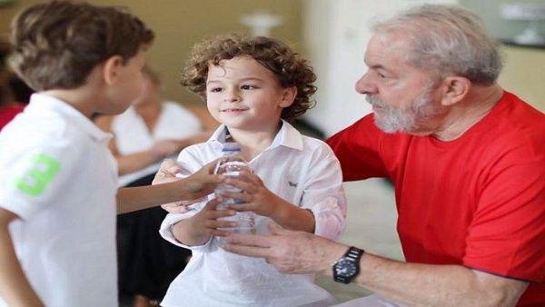 La defensa de Lula ha introducido un recurso para pedir una salida temporal del líder brasileño de prisión para acudir a los actos fúnebres de su nieto.