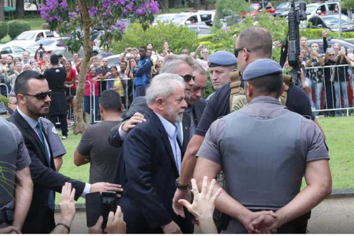 Asistió Lula al entierro de su pequeño nieto.