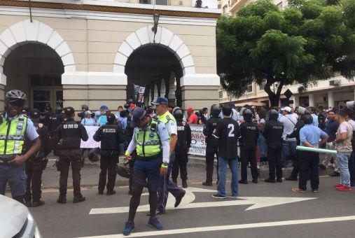 Extrabajadores afectados por la medida protestaron frente a la gobernación de Guayas, al centro de Ecuador
