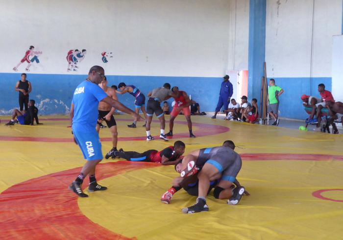 Julio Mendieta, jefe del colectivo técnico de la lucha libre, sigue de cerca los entrenamientos.