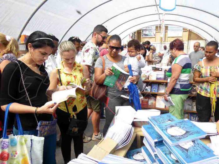 En Pinar del Río la Feria del Libro es siempre bienvenida. Foto: Ronald Suárez