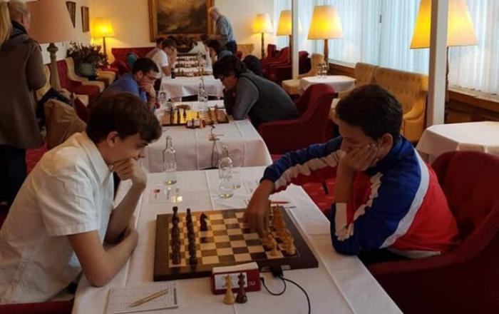Carlos Danil Albornoz (derecha) en el torneo Young Master de Suiza. Foto cortesía del entrevistado
