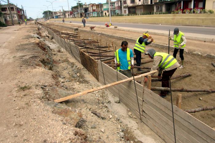 La ampliación del tramo de Carretera Central que atraviesa la ciudad de Holguín no ha afectado a las viviendas circundantes.