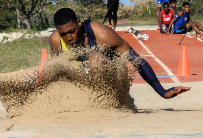 Juan Miguel Hechebarria, salta 2,92m en el salto largo, durante la Copa Cuba de Atletismo, desarrollada en la pista de calentamiento del Estadio Panamericano, Habana del Este.
