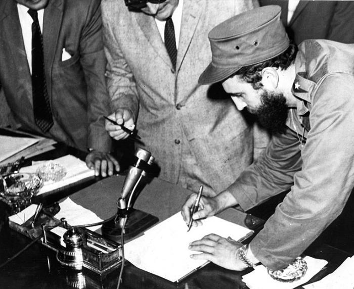 Fidel firma su cargo de Primer Ministro