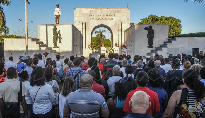 Peregrinación a la tumba donde descansan los restos del Capitán de la Clase Obrera Lázaro Peña, en el Panteón de las Fuerzas Armadas Revolucionarias, en la Necrópolis de Colón, en La Habana. preside Carmen Rosa López Rodríguez, segunda secretaria de la CTC