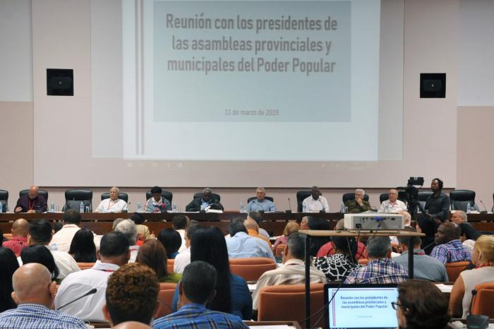 Al resumir el encuentro, Díaz-Canel aseguró que el objetivo se enmarca en el propósito de fortalecer la relación de trabajo entre el gobierno central con los territorios. Foto: Estudios Revolución
