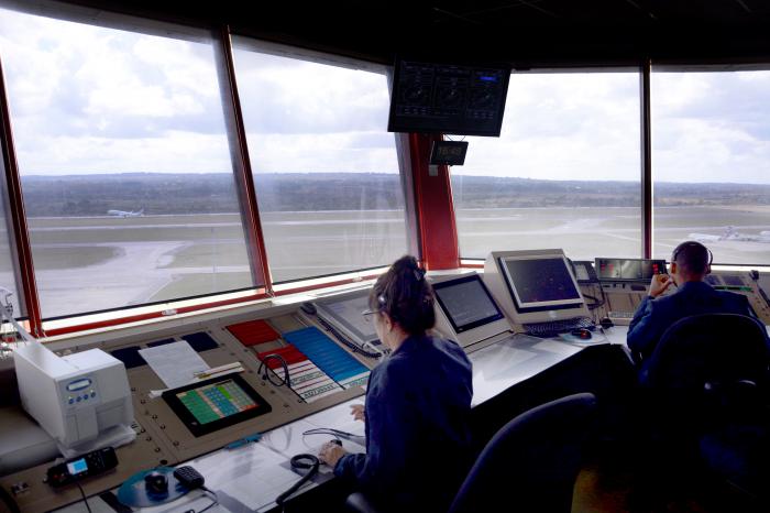El departamento de tecnología trabaja en los sistemas terminales que usa el controlador aéreo de forma directa para su trabajo.