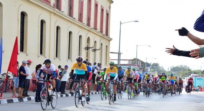 La caravana multicolor entró en Trinidad; este miércoles será día de descanso.