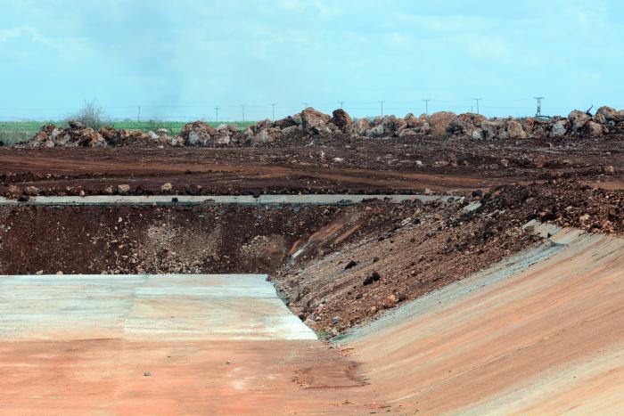  Con un poco de hormigón, esfuerzo y sentido común quedará concluido el revestimiento de los taludes. Foto: Osvaldo Gutiérrez Gómez/ACN
