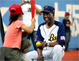 La jovialidad de Roberto Barbón le ganó muchos amigos en Japón. Foto: The Asahi Shimbum