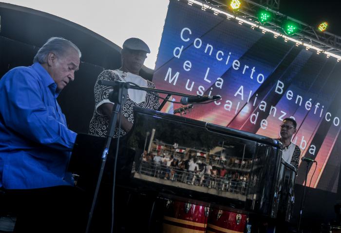 Concierto Benéfico de la Alianza Musical de Cuba; en el Salón Rosado de la Tropical Benny Moré; con el pianista Frank Fernández y la Orquesta Aragón