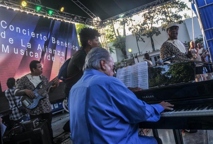Concierto Benéfico de la Alianza Musical de Cuba; en el Salón Rosado de la Tropical Benny Moré; con el pianista Frank Fernández y la Orquesta Aragón