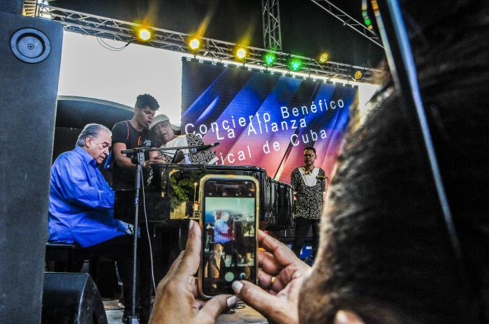 Concierto Benefico de la Alianza Musical de Cuba en el Salón Rosado de la Tropical Benny Moré.Frank Fernandez acompaño en un tema a la orquesta Aragón