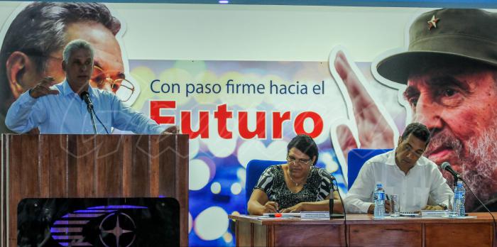 Reunión de balance del Ministerio de Transporte, presidido por Miguel Díaz-Canel, presidente de los Consejos de Estado y de Ministros,Eduardo Rodríguez Dávila, Ministro del Transporte y La miembro del Buró Político del Partido, Lázara Mercedes López Acea