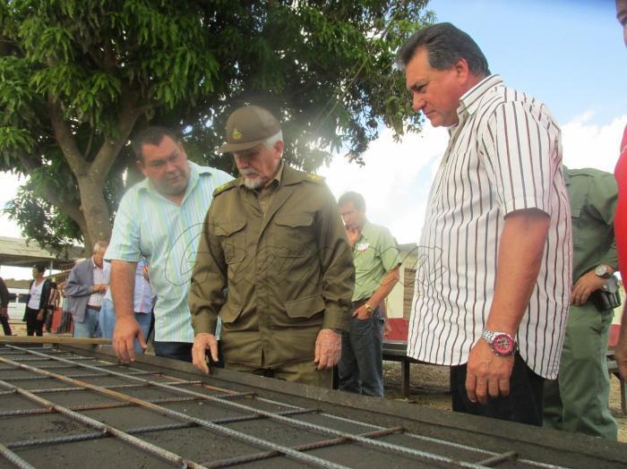 Ramiro Valdés en una unidad de materiales de la construcción en Ciro Redondo