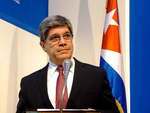 Carlos Fernández de Cossío expresó «La ley Helms Burton no es aplicable en Cuba, en primer lugar, porque es una ley de Estados Unidos y por tanto su jurisdicción, su espacio de aplicación, es en los Estados Unidos».