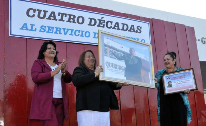 La directora del Hospital, María Octavina González Roque (al centro) recibió, en nombre del centro asistencial, disímiles reconocimientos del país y de la provincia.