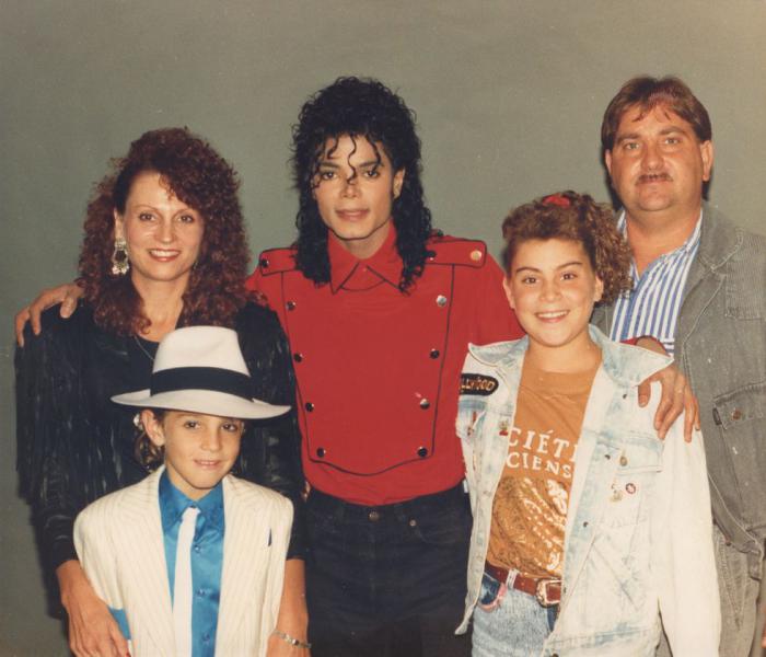 Imagen de Leaving Neverland que muestra a Jackson con uno de los protagonistas del documental 
y su familia. 