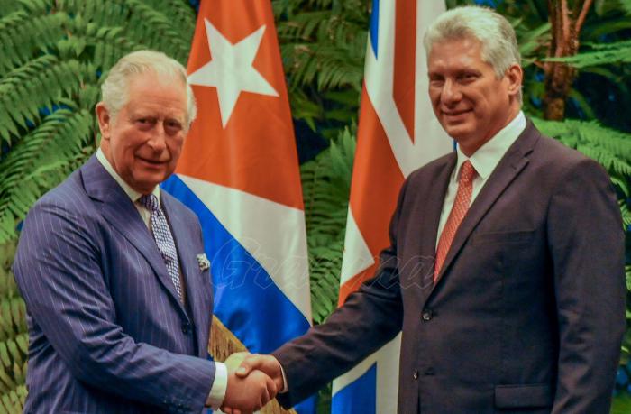 Miguel Díaz Canel Bermudez, Presidente de los Consejos de Estado y de Ministro, da la bienvenida a sus Altezas Reales el Príncipe de Gales y la Duquesa de Cornualles en la sede del Consejo de Estado en La Habana