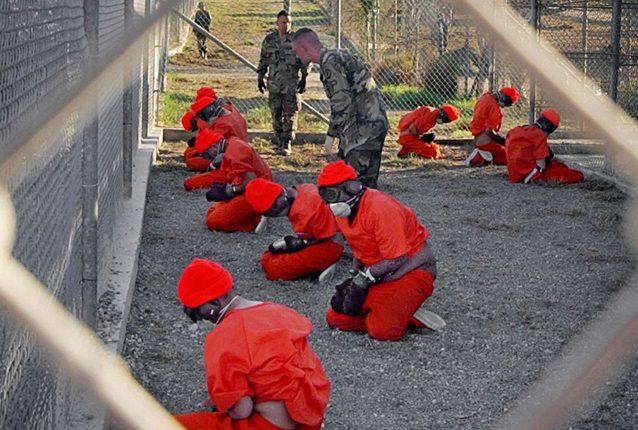 Detenidos en una de las celdas de la prisión estadounidense en la ilegal base en Guantánamo, en 2012. Foto: Prensa Libre 