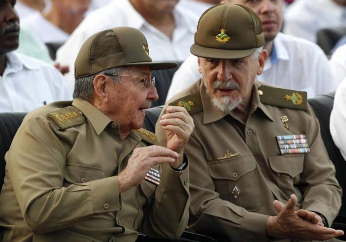 Al General de Ejército Raúl Castro Ruz y al Comandante de la Revolución Ramiro Valdés les enviaron diplomas de fundadores de los ose. Foto: Vanguardia